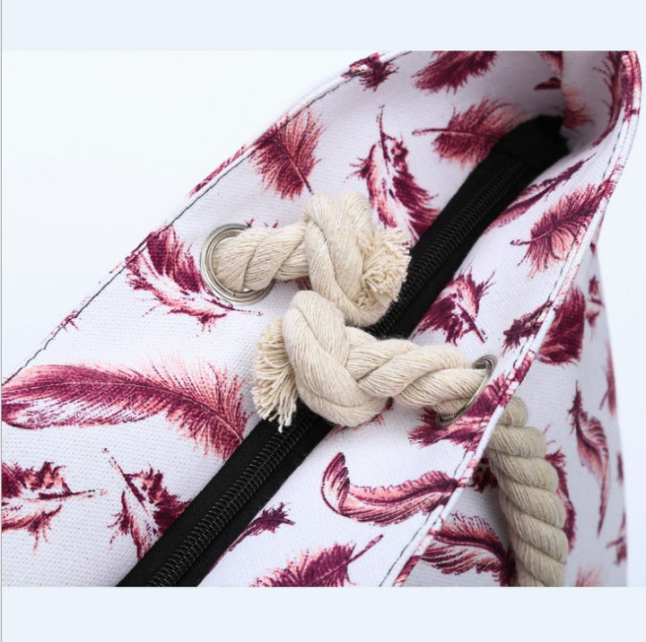 Beach bag with playful feather pattern Bowlift