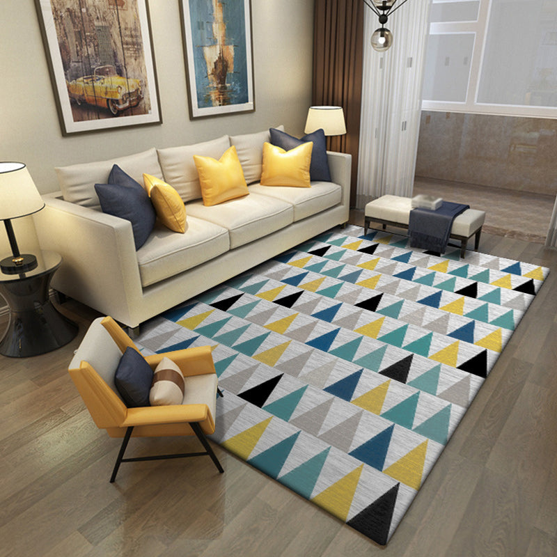 Modern rug for the living room in gray with geometric triangle print rug made of polyester, stain-resistant rug for the area | Bowlift