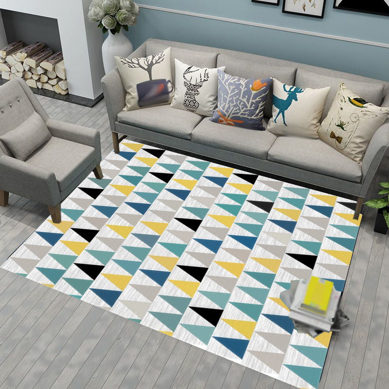 Modern rug for the living room in gray with geometric triangle print rug made of polyester, stain-resistant rug for the area | Bowlift