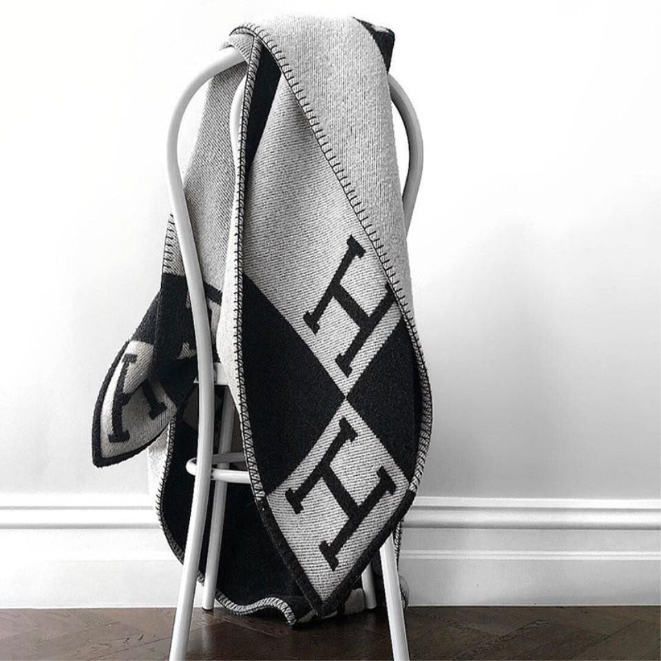 BowLift | and Laine Cashmere Isabelle – Elegant and Soft Blanket for Refined Interior