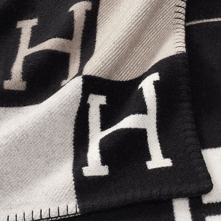 BowLift | and Laine Cashmere Isabelle – Elegant and Soft Blanket for Refined Interior