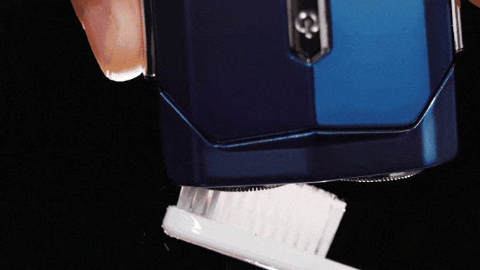 BowLift | LuxRazor Elite Travel Razor | Compact magnetic design for effortless shaving on the go