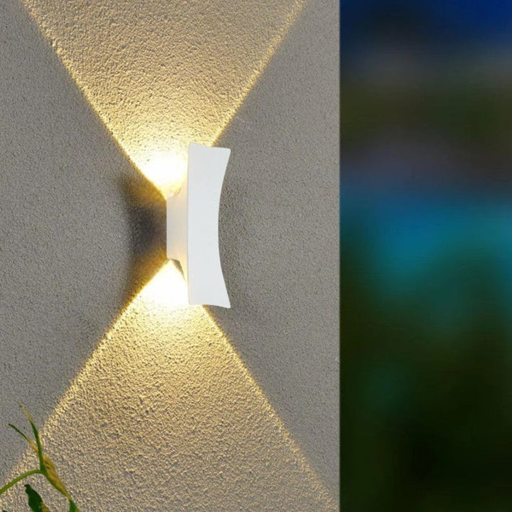 BowLift | Elegant outdoor wall light made of aluminum