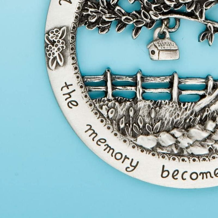 "When someone you love becomes a memory" - Solemn Christmas remembrance | Bowlift