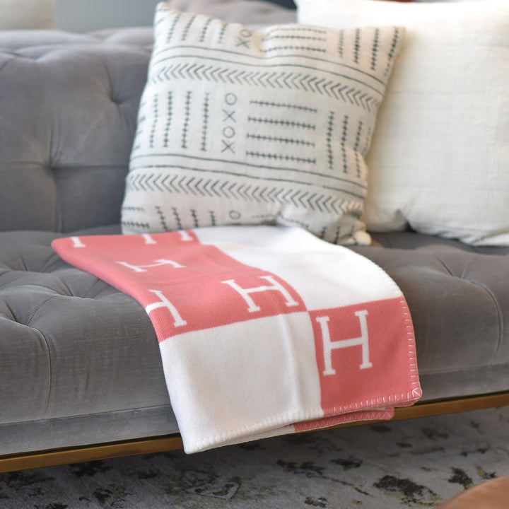 BowLift | and Laine Cashmere Isabelle – Elegant and Soft Blanket for Refined Interior
