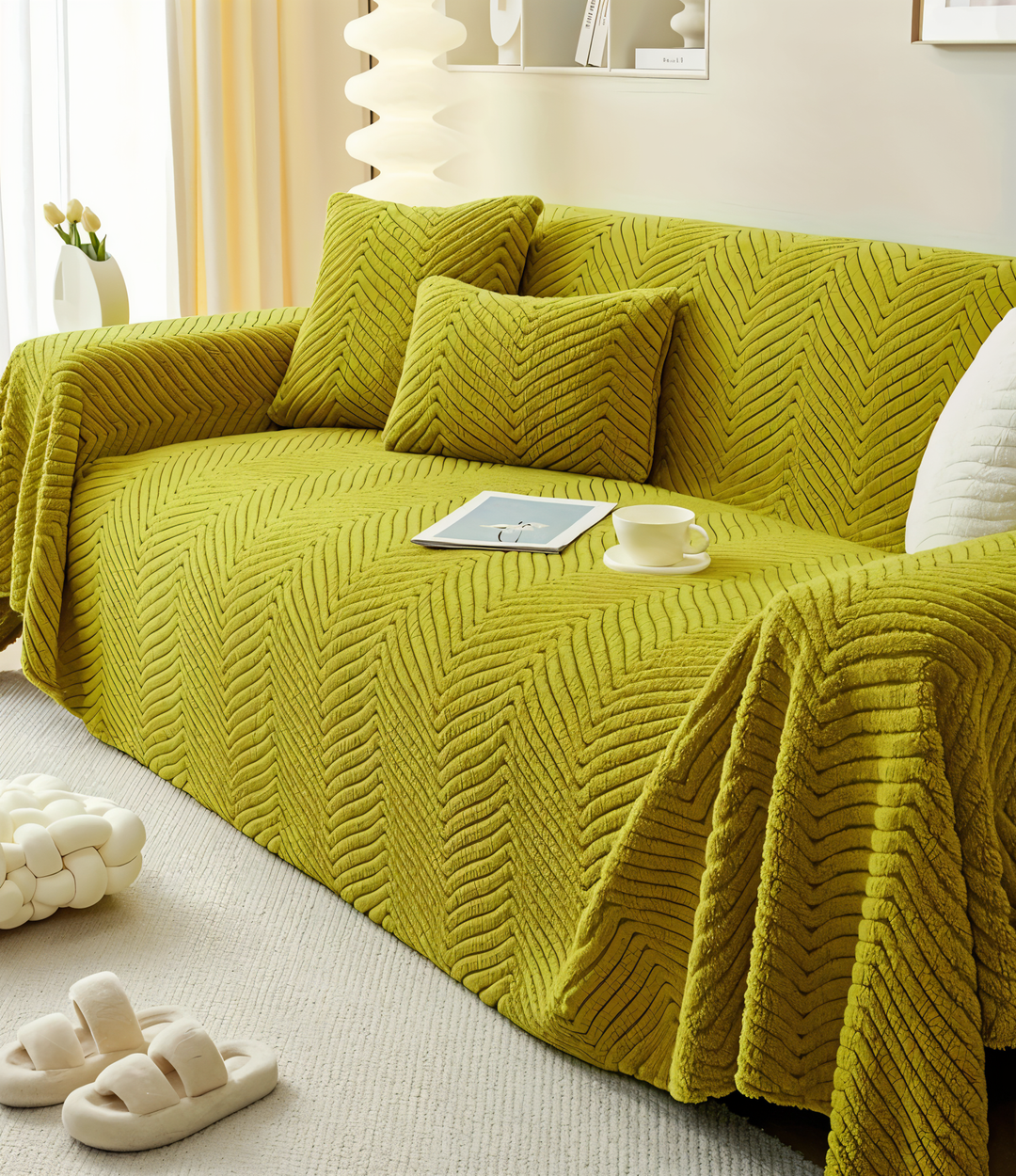 BowLift | LuxuraWrap | Non-slip sofa cover for pets