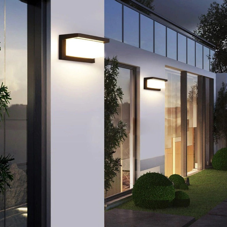 Horizontal LED Outdoor Lamp | Bowlift