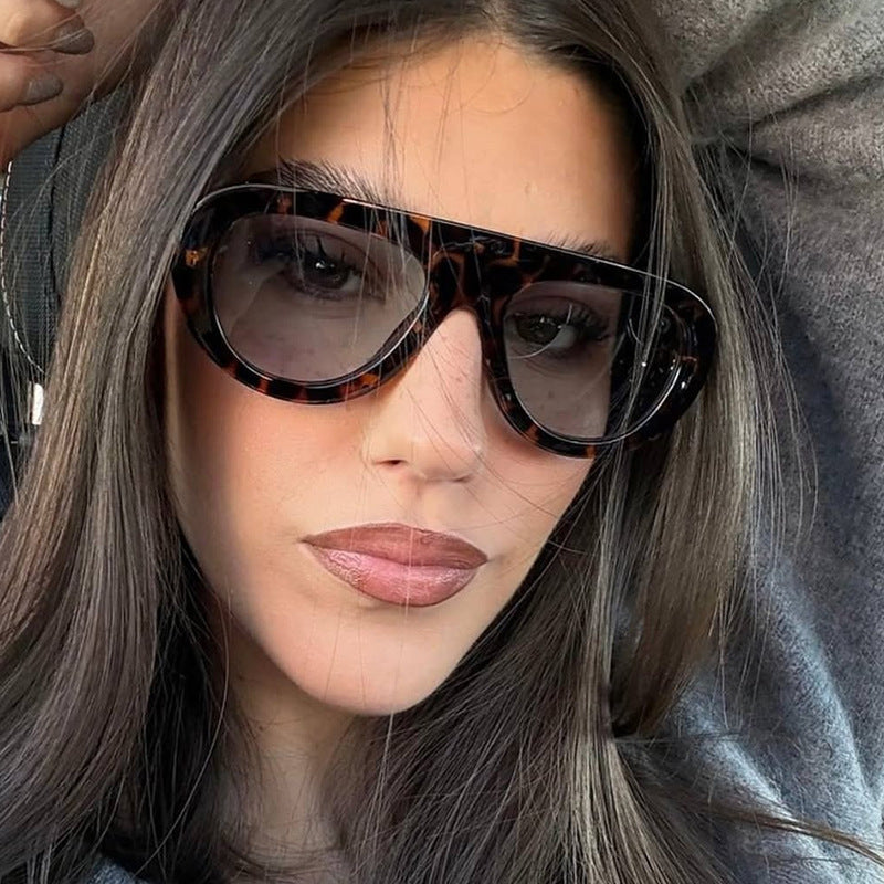 Women's fashionable oversized sunglasses with protective UV filter Bowlift
