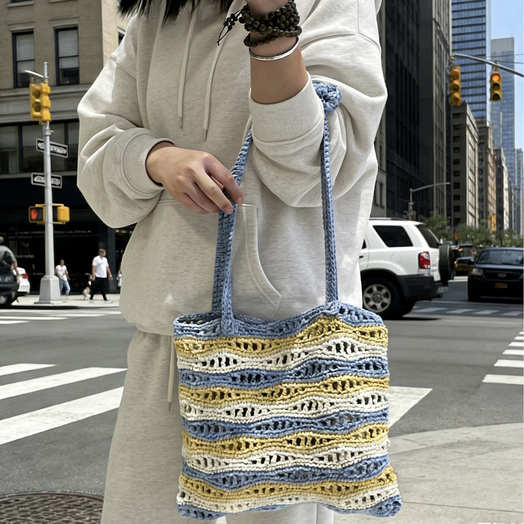 Hand-knotted beach bag with wave pattern Bowlift
