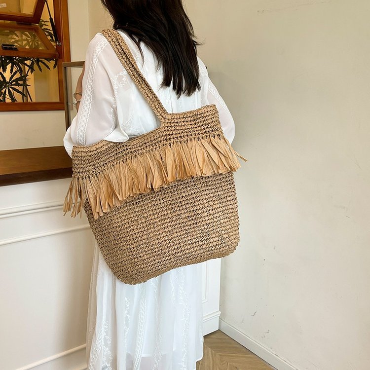 Elegant straw bag with fringed accents Bowlift