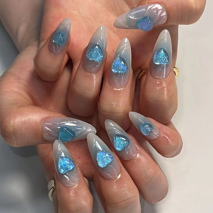 Artificial nails with romantic heart design and fine accents Bowlift