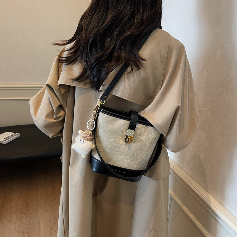 Chic Structural Handbag Bowlift