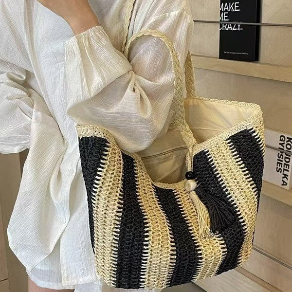 Braided beach bag with decorative tassel pendant Bowlift