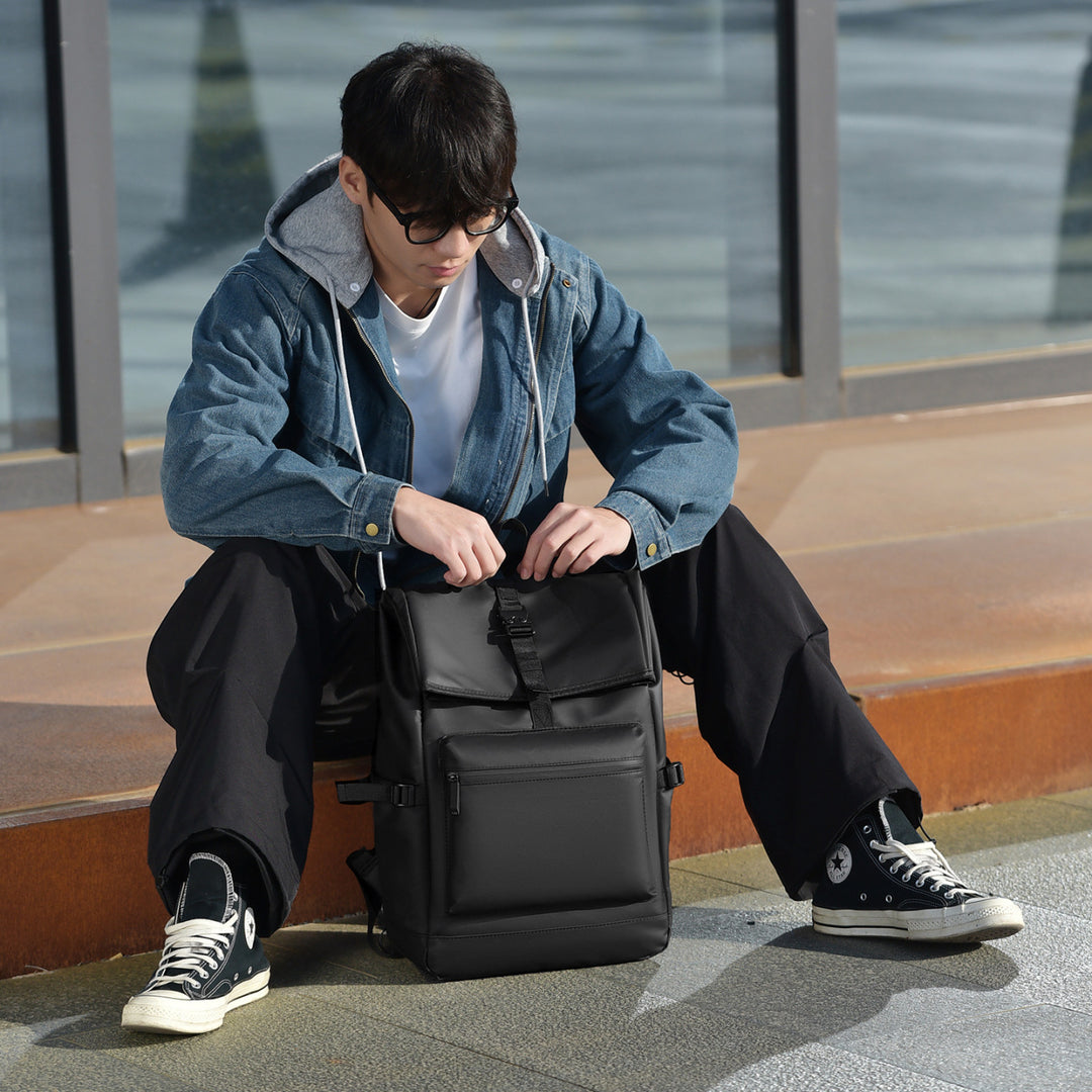 Durable backpack with functional design and many compartments Bowlift