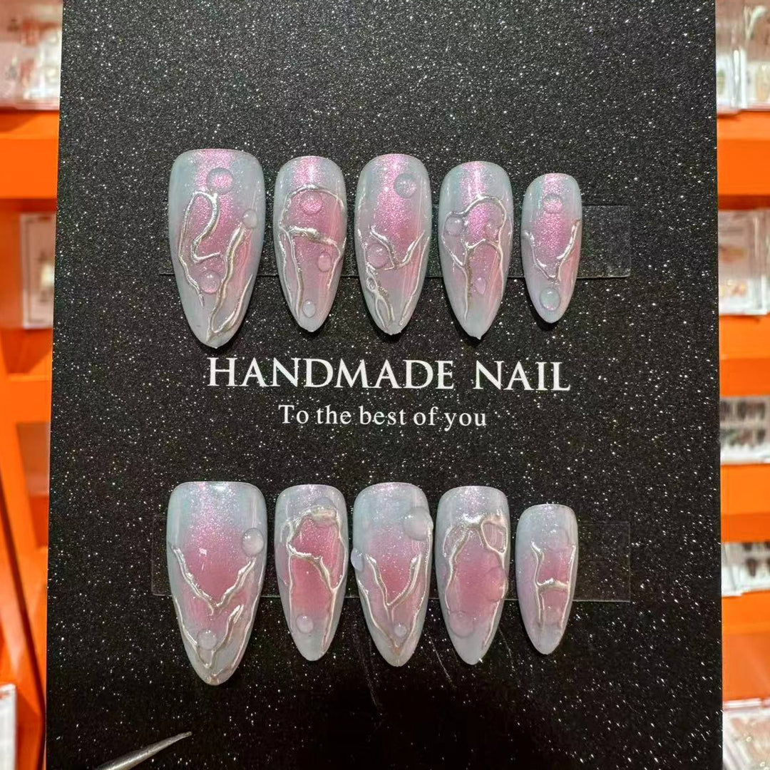 Artistic Press-On Nail Art Set with Charming Metallic Designs