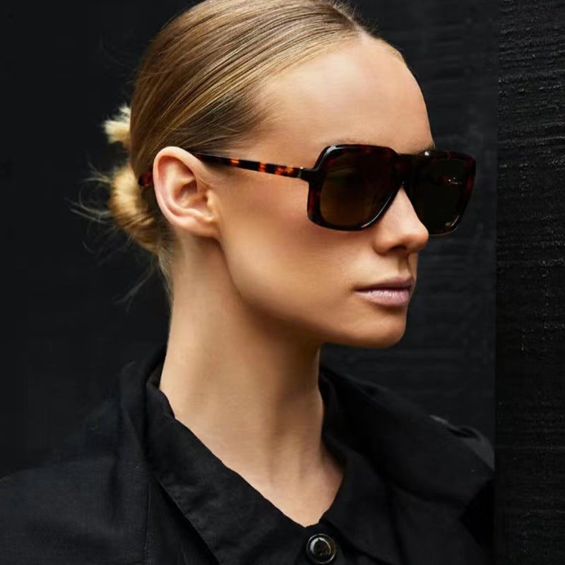 Women's extraordinary sunglasses in modern animal print design Bowlift