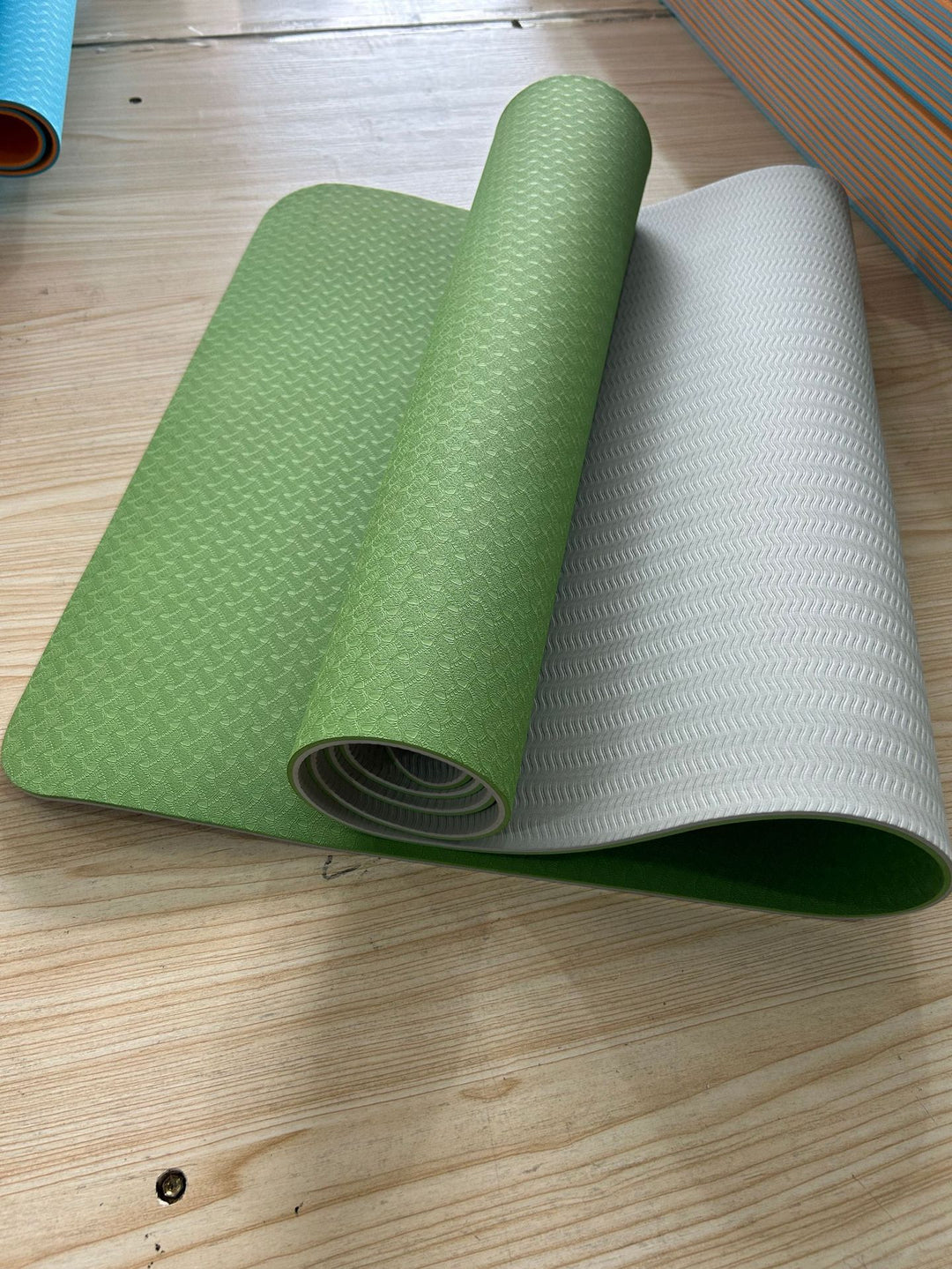 Non-slip fitness yoga mat with double cushioning Bowlift
