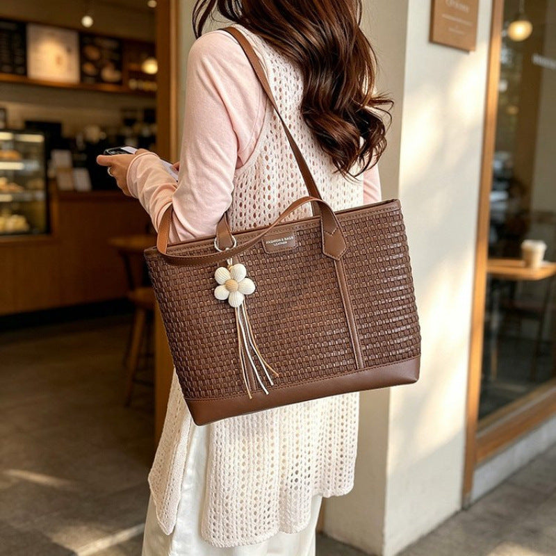 Fashionable tote bag with textured design Bowlift