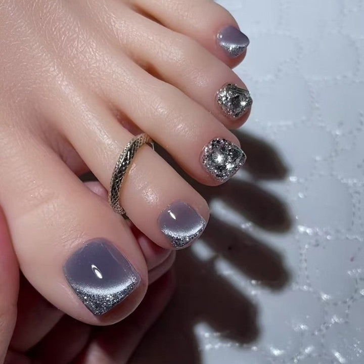 Artificial nails for elegant foot care Bowlift