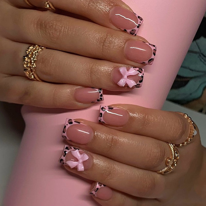 Nail art set with glittering crystal embellishments Bowlift