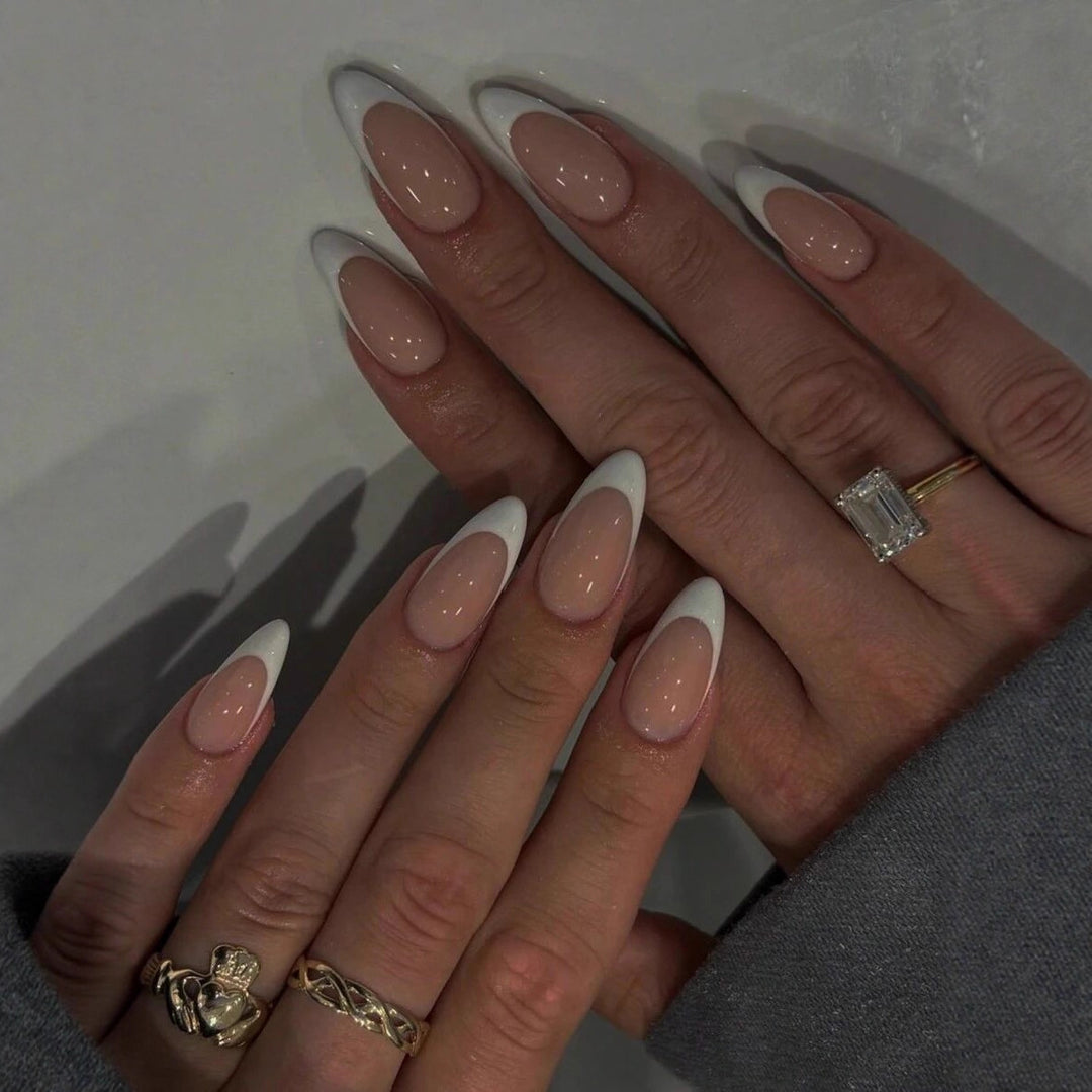 Artificial nails in elegant stiletto design with high gloss finish Bowlift