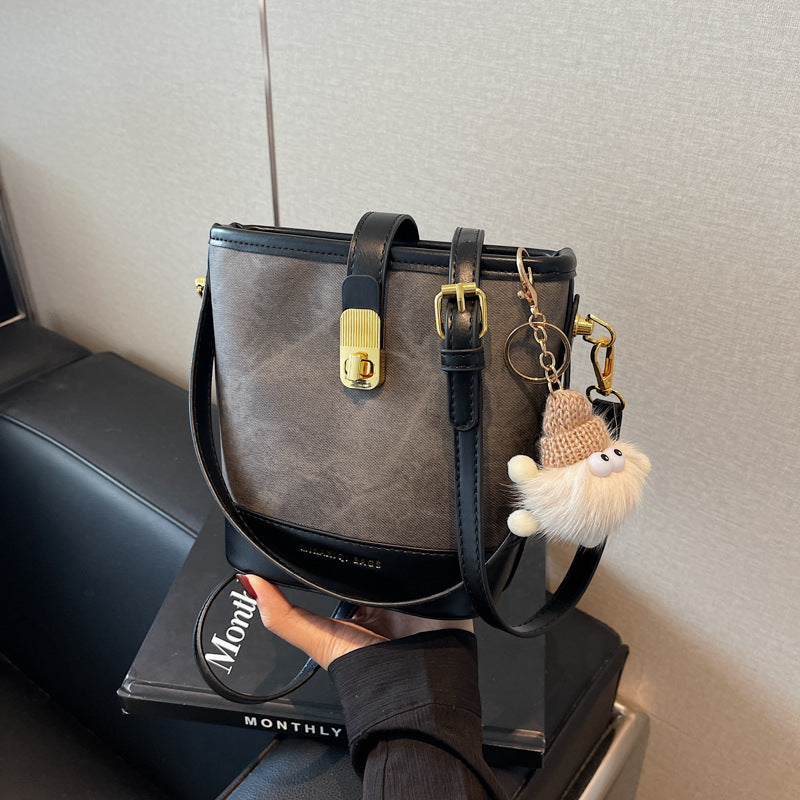 Chic Structural Handbag Bowlift