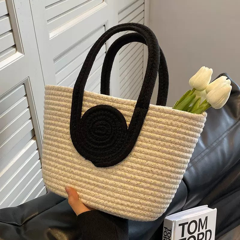 Trendy Handbag Made of Braided Natural Material Bowlift