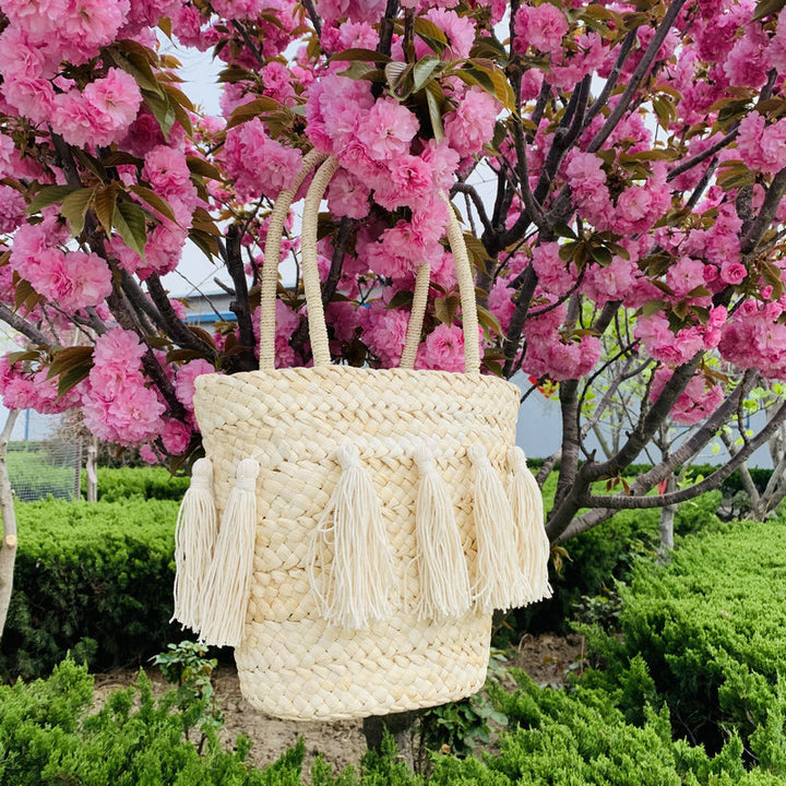 Trendy basket bag with tassels Bowlift