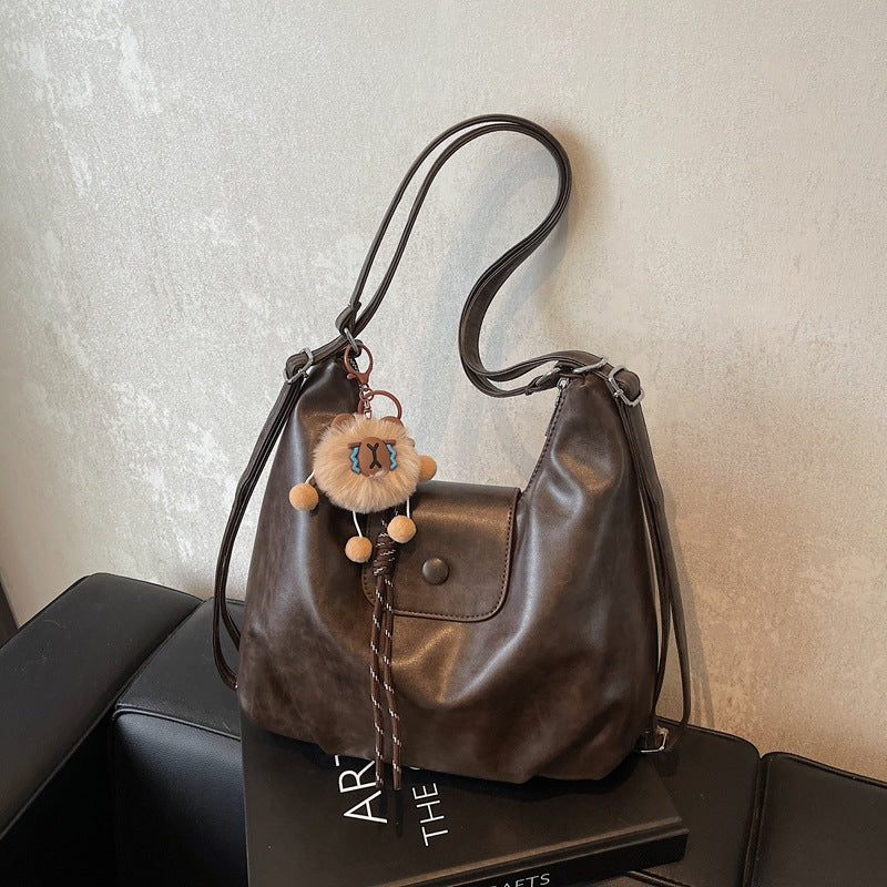 Modern shoulder bag with practical flap closure Bowlift