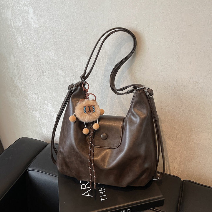 Modern shoulder bag with practical flap closure Bowlift