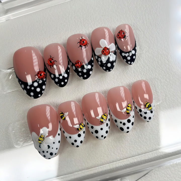 Artificial nails with playful insect design Bowlift