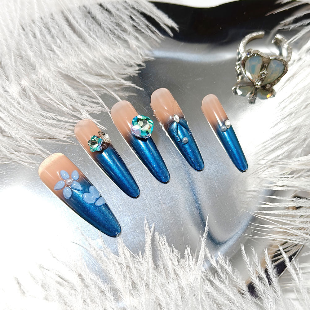 Artificial nails with an elegant glitter and flower design Bowlift