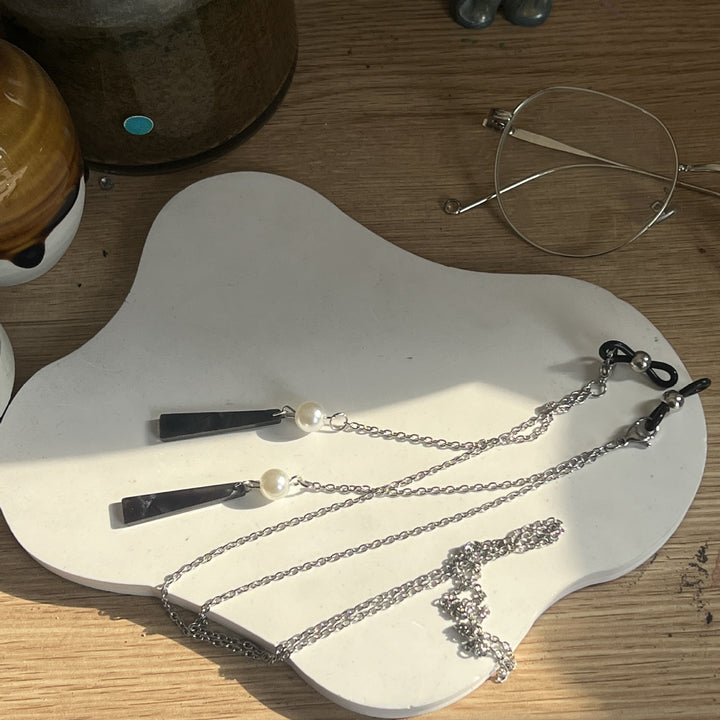 Chic Pearl and Chain Eyewear Holder Bowlift