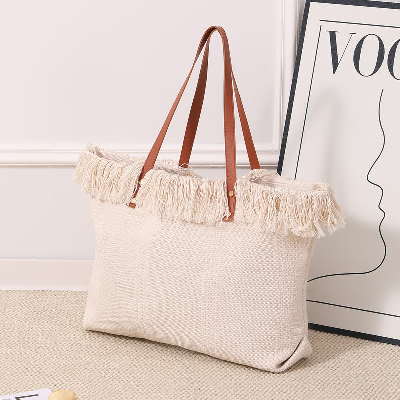 Beach bag with eye-catching fringe edge Bowlift