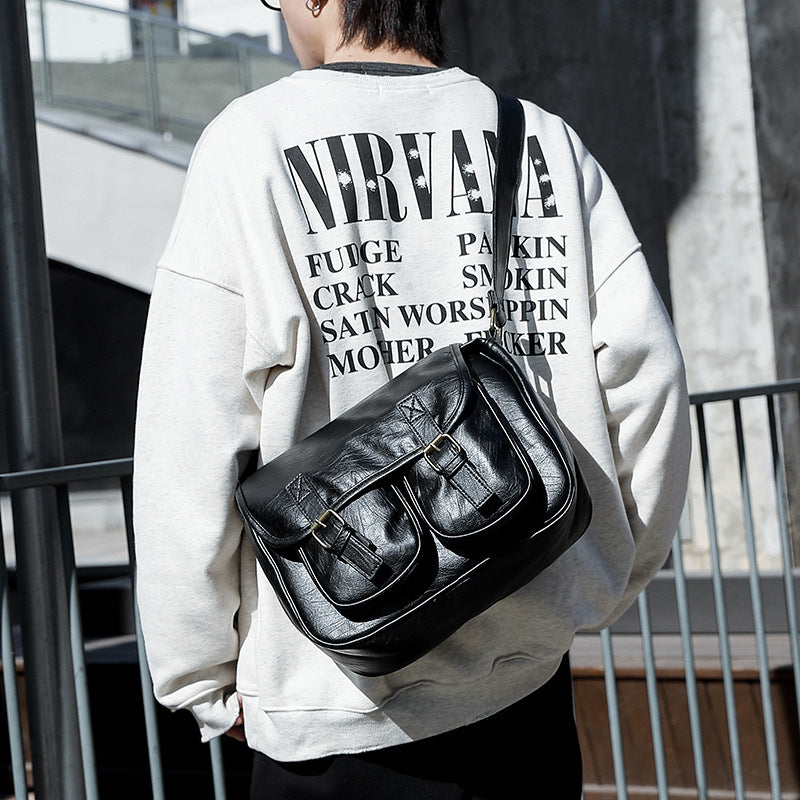 Stylish shoulder bag with practical outer pockets Bowlift