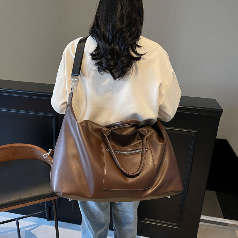 Stylish travel bag with robust design and adjustable shoulder strap Bowlift