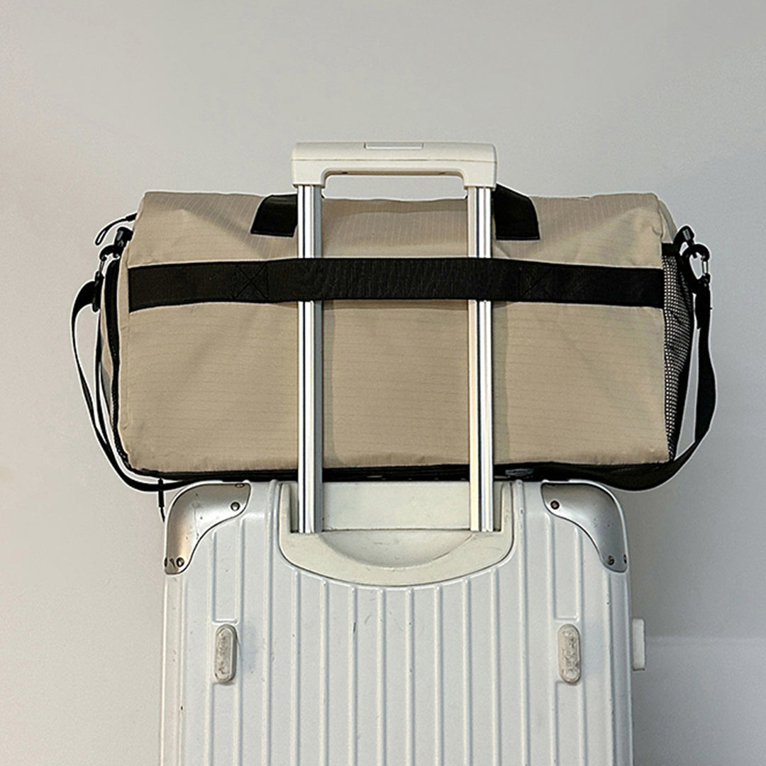 Sporty travel bag with reinforced carrying system and secure interior Bowlift