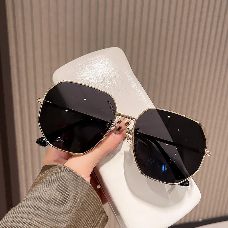 Women's fashionable geometric sunglasses with protective UV filter and stylish frame Bowlift