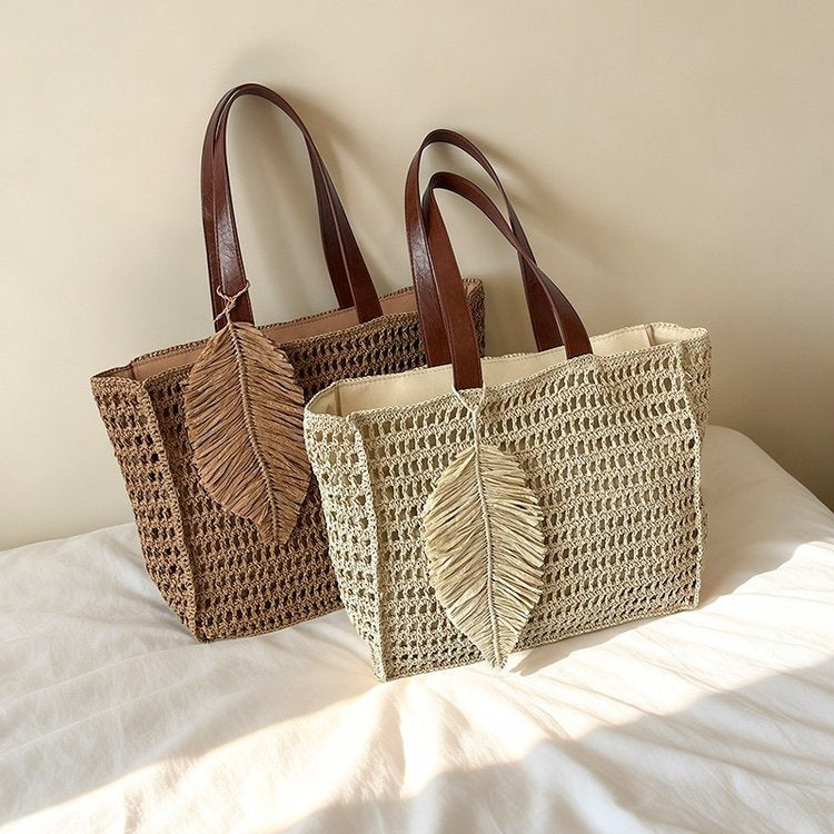 Handbag made of hand-woven natural material with decorative leaf shape design Bowlift