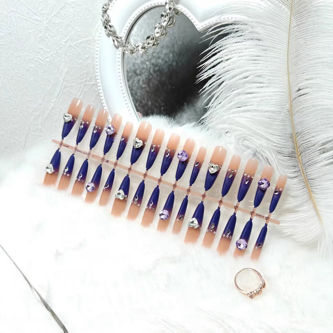Artificial nails with elegant pendant motif Bowlift