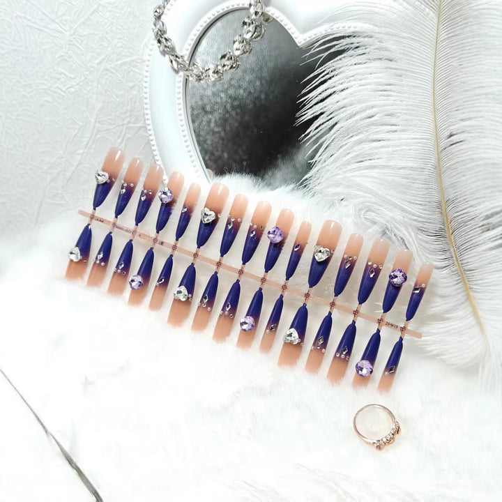 Artificial nails with elegant pendant motif Bowlift