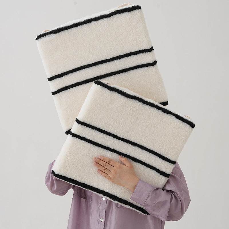 Reversible seat cushion made of teddy plush with non-slip bottom and contrast stripes Bowlift