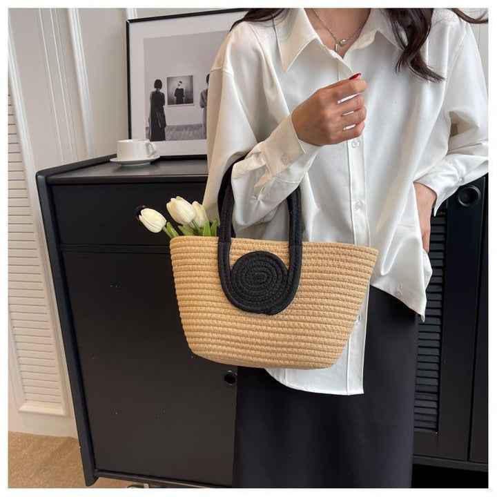 Trendy Handbag Made of Braided Natural Material Bowlift