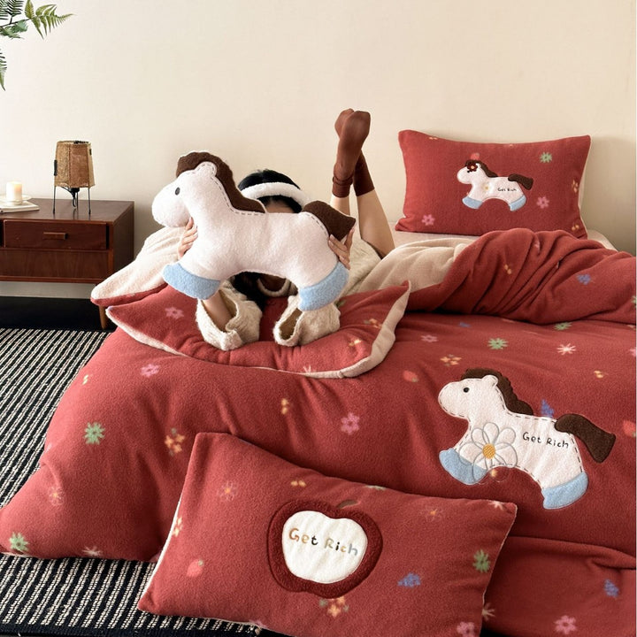 Microfiber fleece bedding set with appliqués and quilted back Bowlift