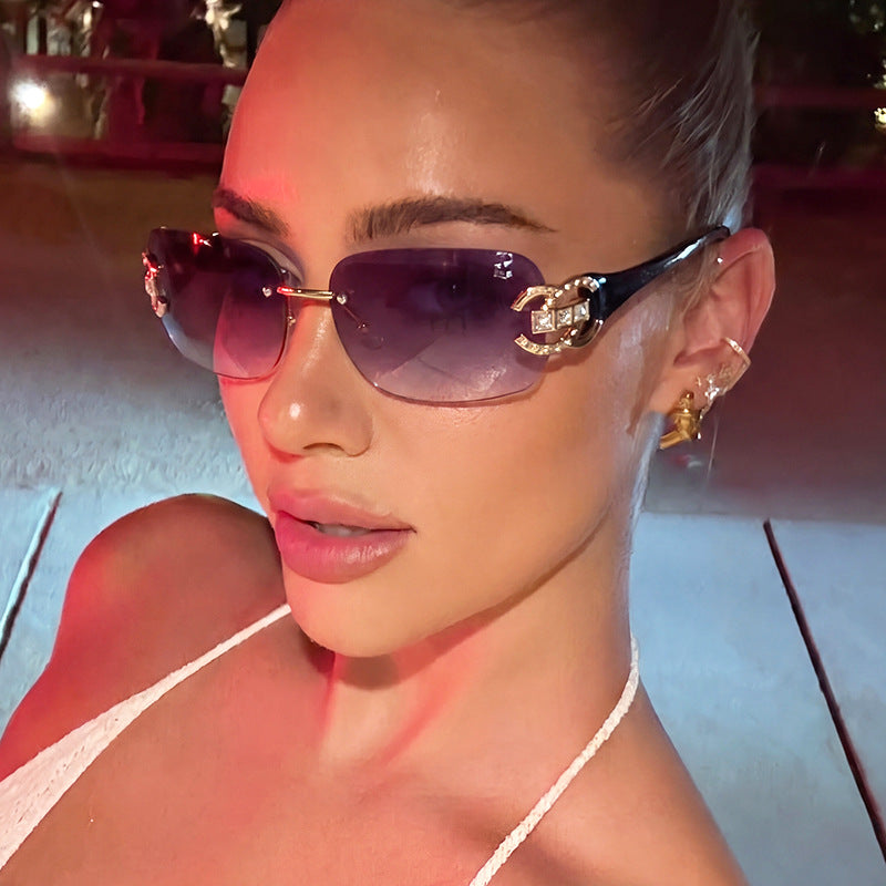 Women's fashionable sunglasses with luxurious geometric frame and protective UV filter Bowlift