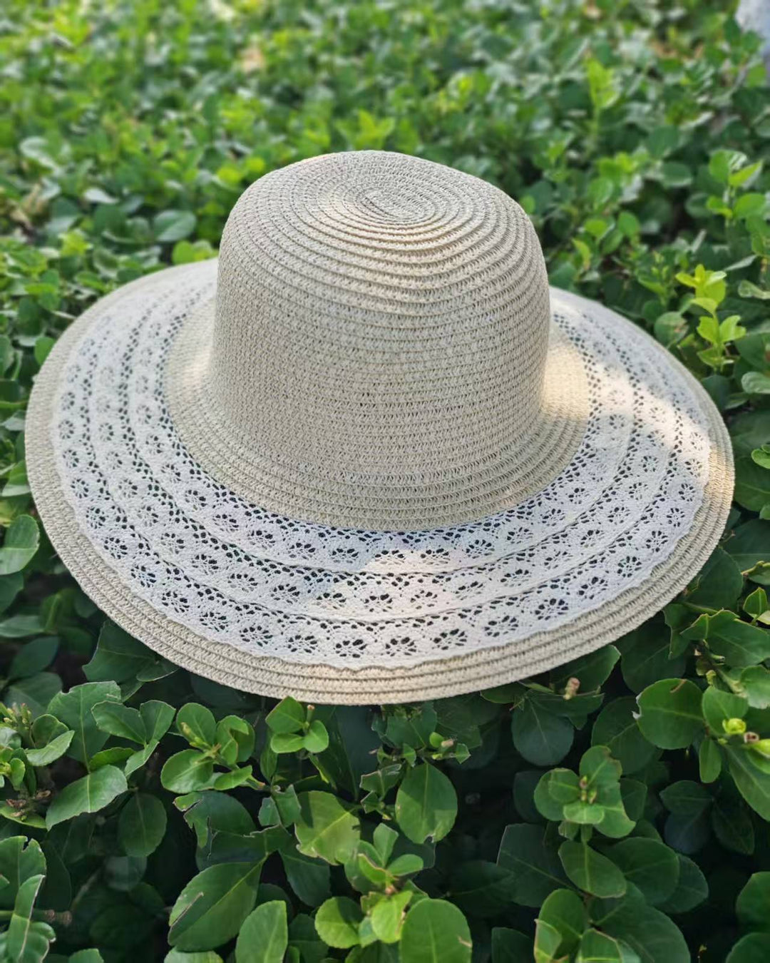 Sun hat with elegant crochet trim Bowlift