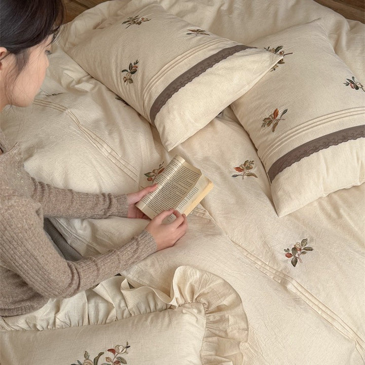 Luxurious embroidered cotton bedding set with ruffled pillow Bowlift