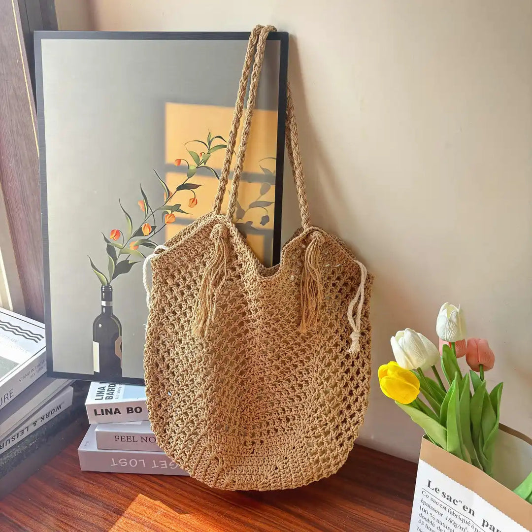 Handcrafted straw bag with tassels Bowlift