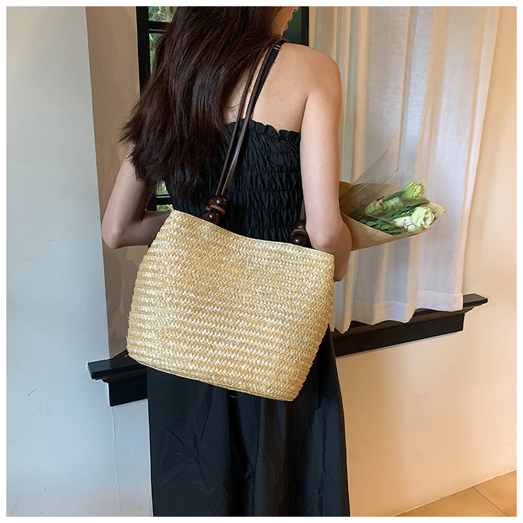 Hand-crocheted tote bag with sturdy fabric handles Bowlift