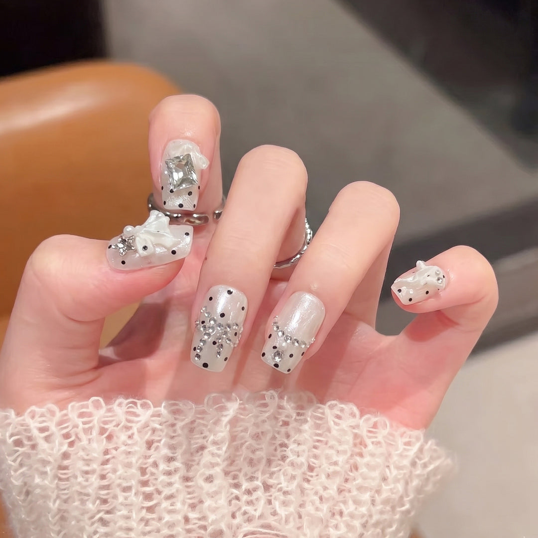 Elegant Rhinestone-Adorned Press-On Nail Set Bowlift